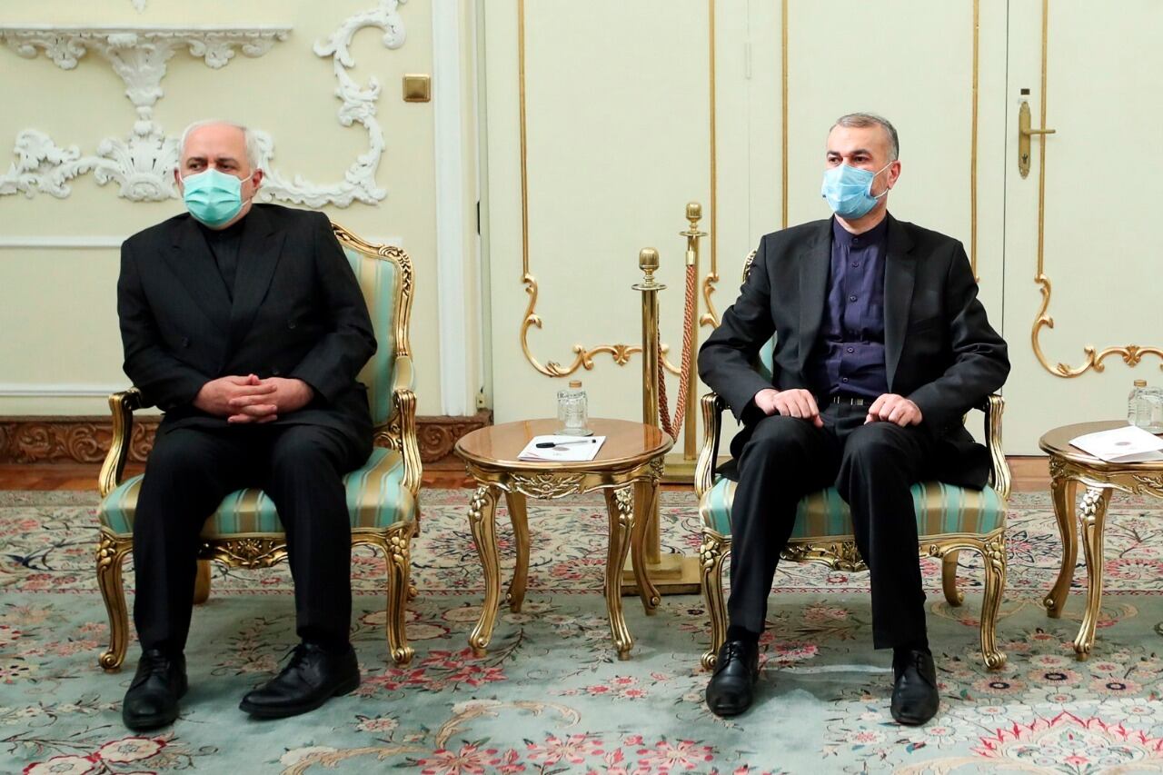 El actual canciller Mohammad Javad Zarif (izq.) junto al nominado pr reemplazarlo, Hossein Amir-Abdollahian.