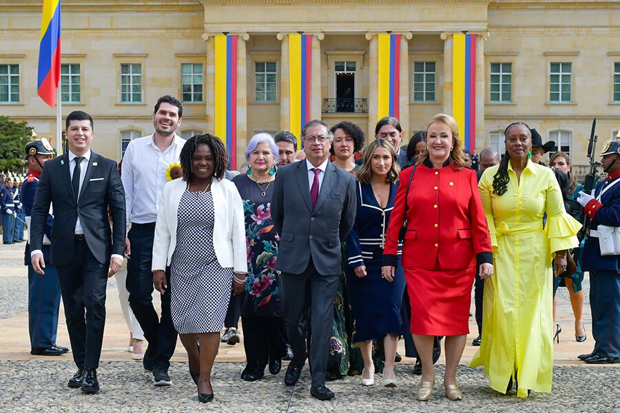 Gustavo Petro y Francia Márquez junto al gabinete de gobierno colombiano.