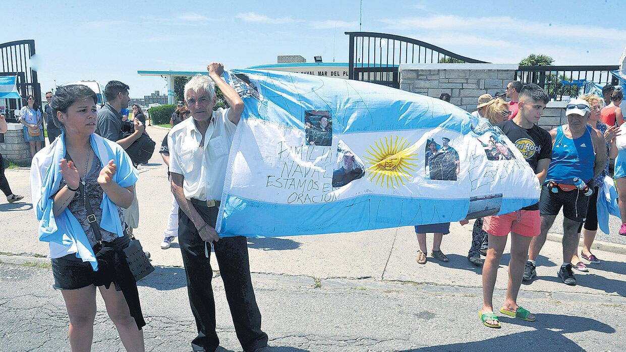 Por momentos, los familiares cortaron el tránsito por el boulevard marítimo Peralta Ramos.
