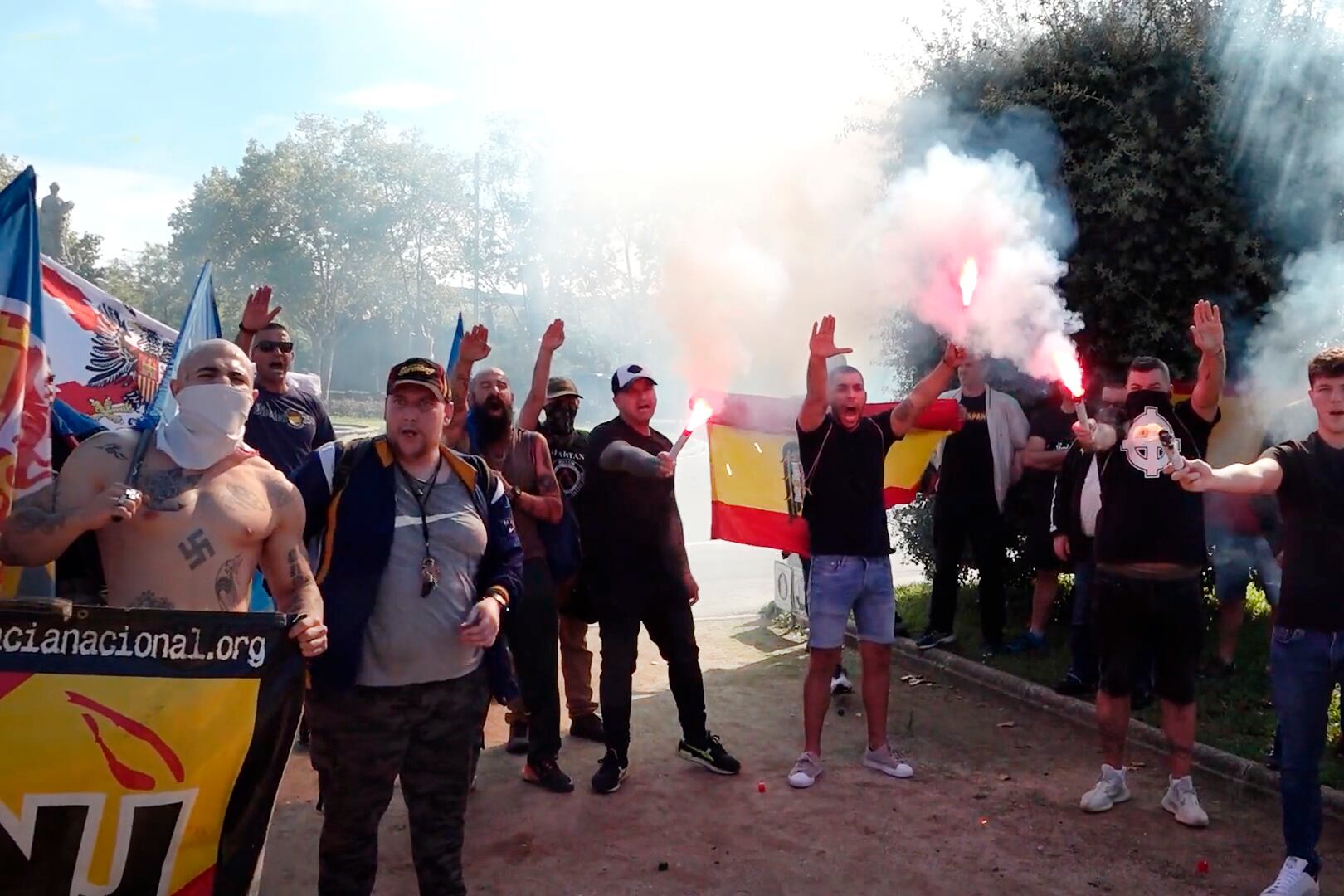 Manifestantes con simbología nazi y franquista durante la movilización de Democracia Nacional en Barcelona.