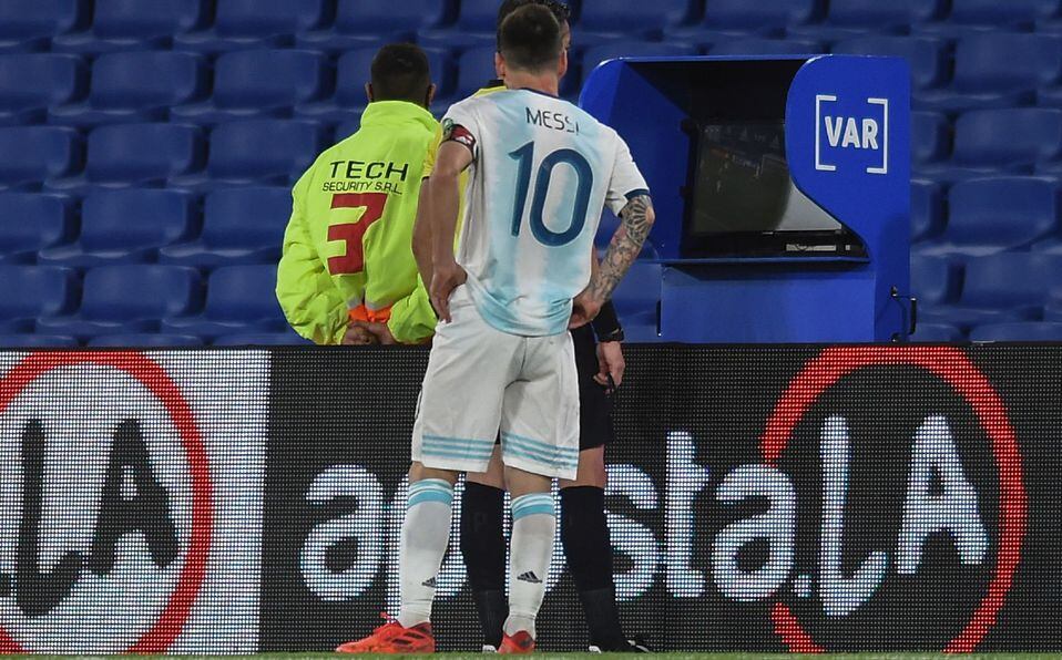 El VAR y Messi esperando el resultado de la revisión, una imagen que recorrió el mundo.