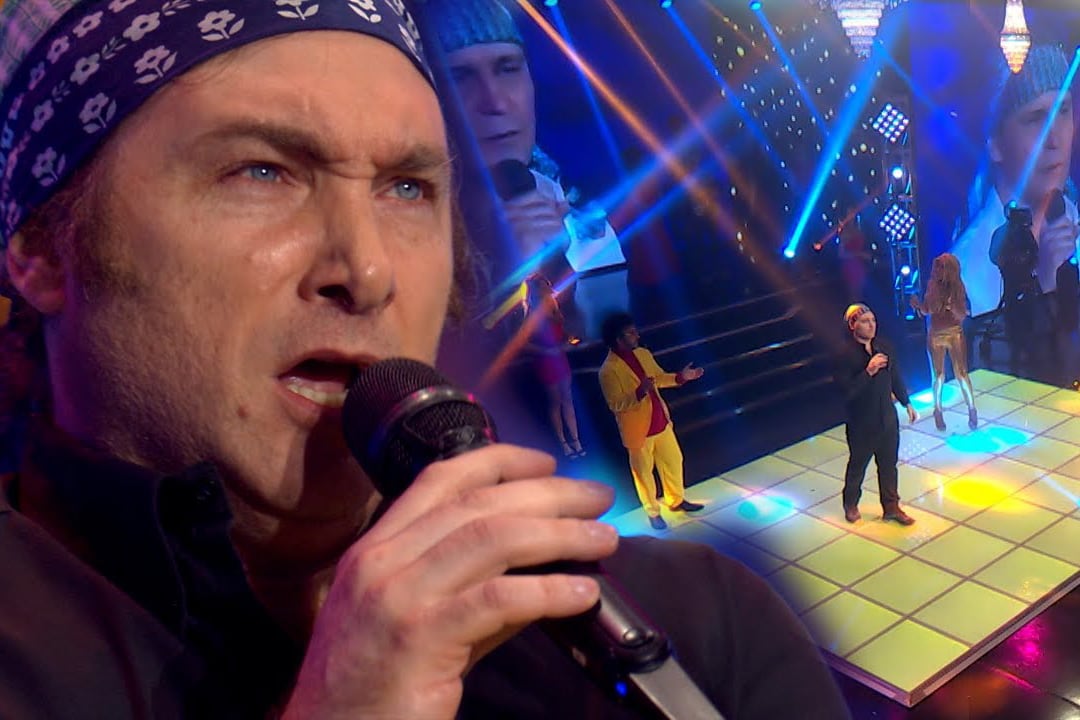 Javier Milei como Leonardo Favio en un programa de Guido Kaczka.