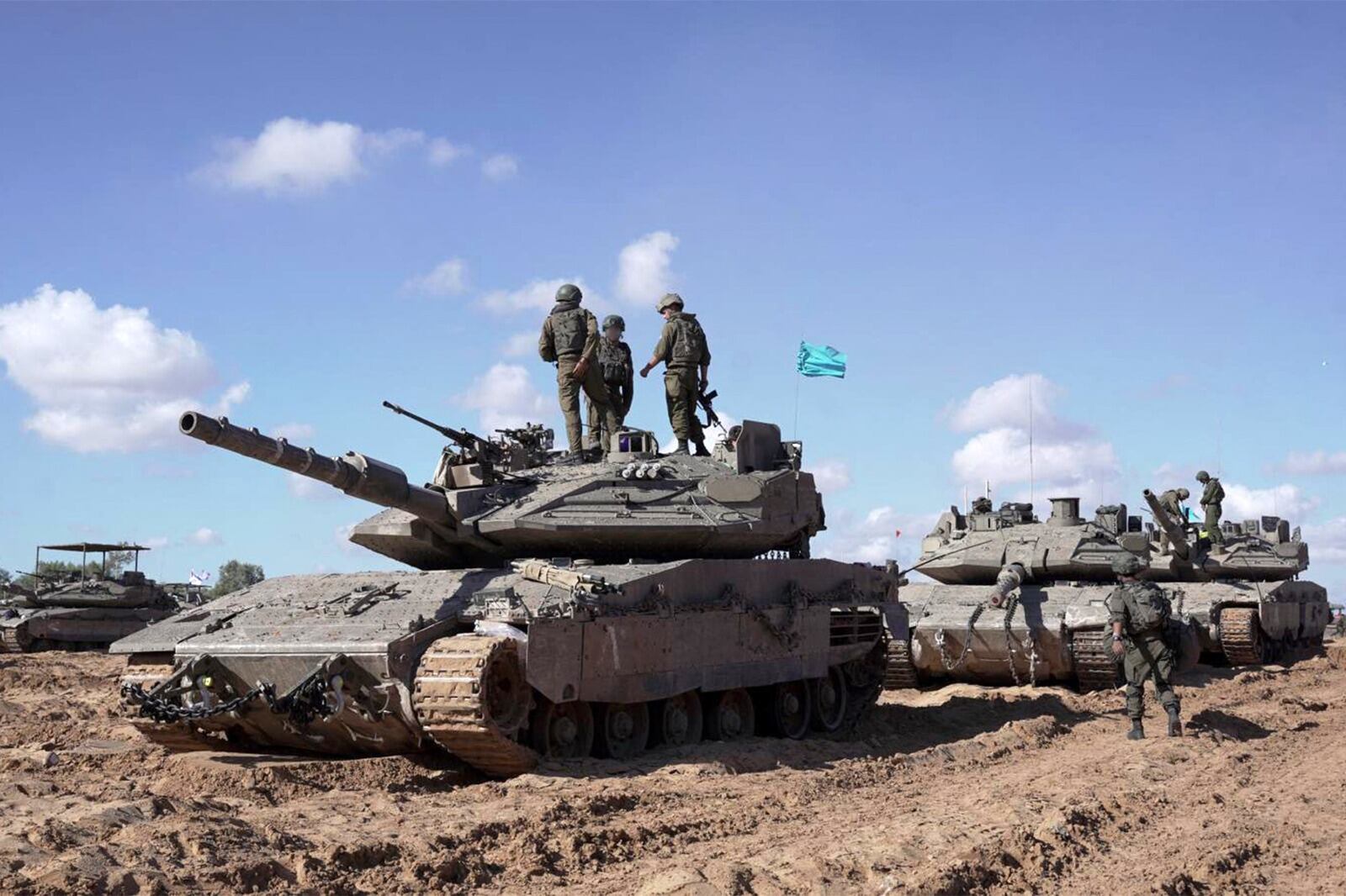 Un tanque israelí participa de la ofensiva en el este de Rafah.