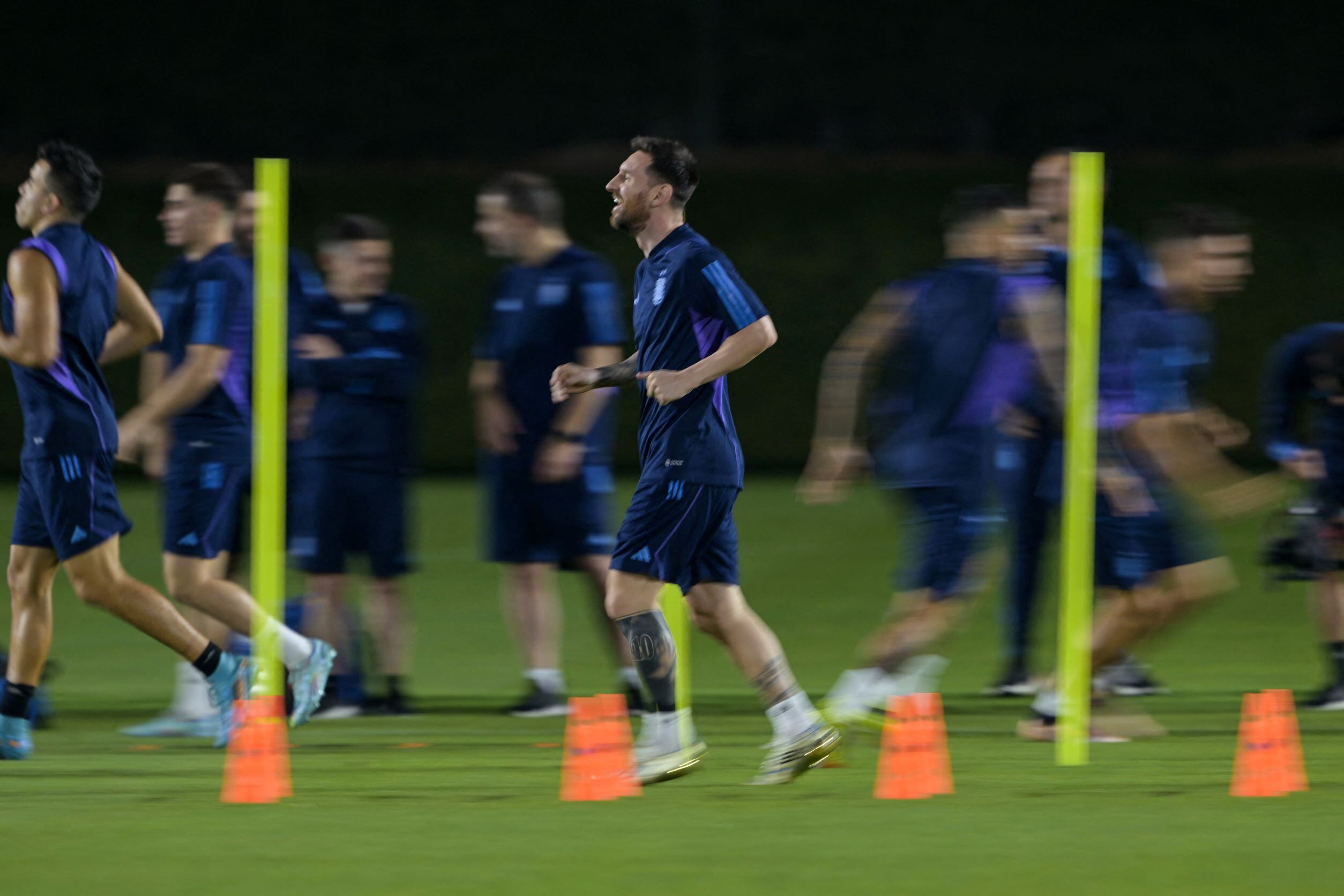 El poco tiempo entre un partido definitorio y otro, produce un desgaste físico y mental en los jugadores de elite. Eso se aborda desde la nutrición hasta la psicoterapia.