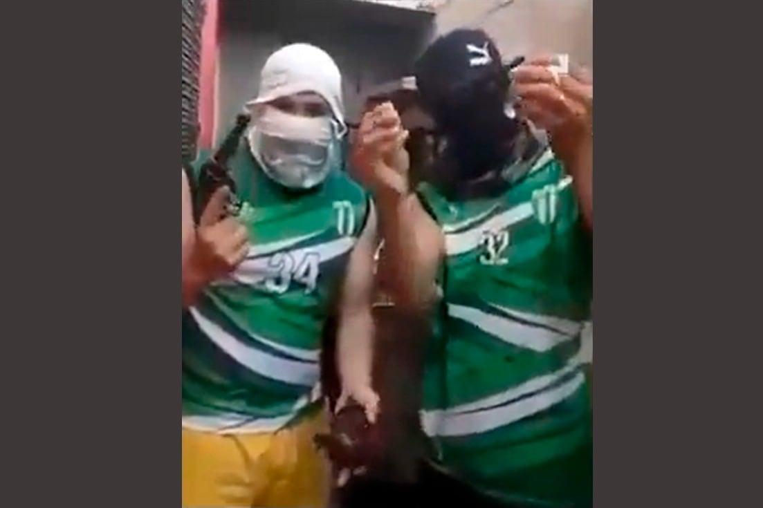 Los protagonistas del video, revólver y balas en mano