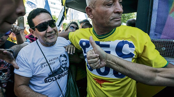 El candidato a vicepresidente Hamilton Mourao (izq.) participa de un acto de campaña en Río.