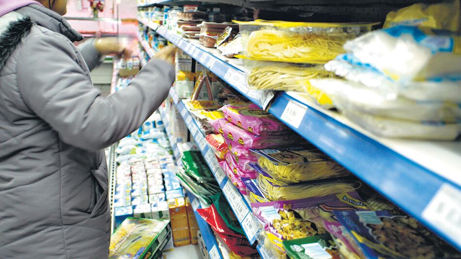 El alza de la paridad cambiaria de las últimas semanas se reflejó en suba de precios de alimentos.
