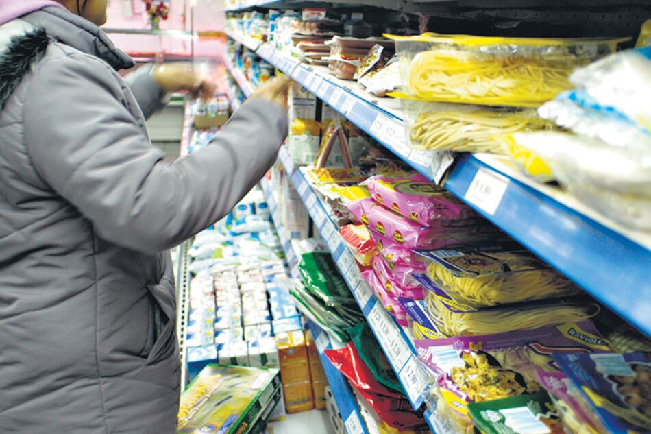 El alza de la paridad cambiaria de las últimas semanas se reflejó en suba de precios de alimentos.