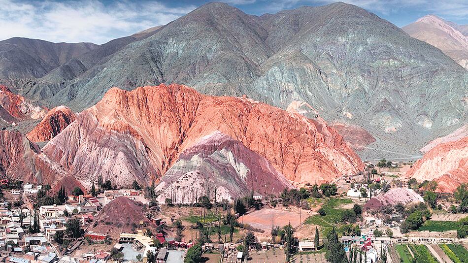 Edgardo "Memo" Vilte dice haber comprado el cerro y le rodeó con un alambrado y rejas.