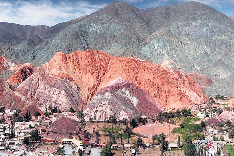 Edgardo “Memo” Vilte asegura que compró el terreno que rodea el cerro.