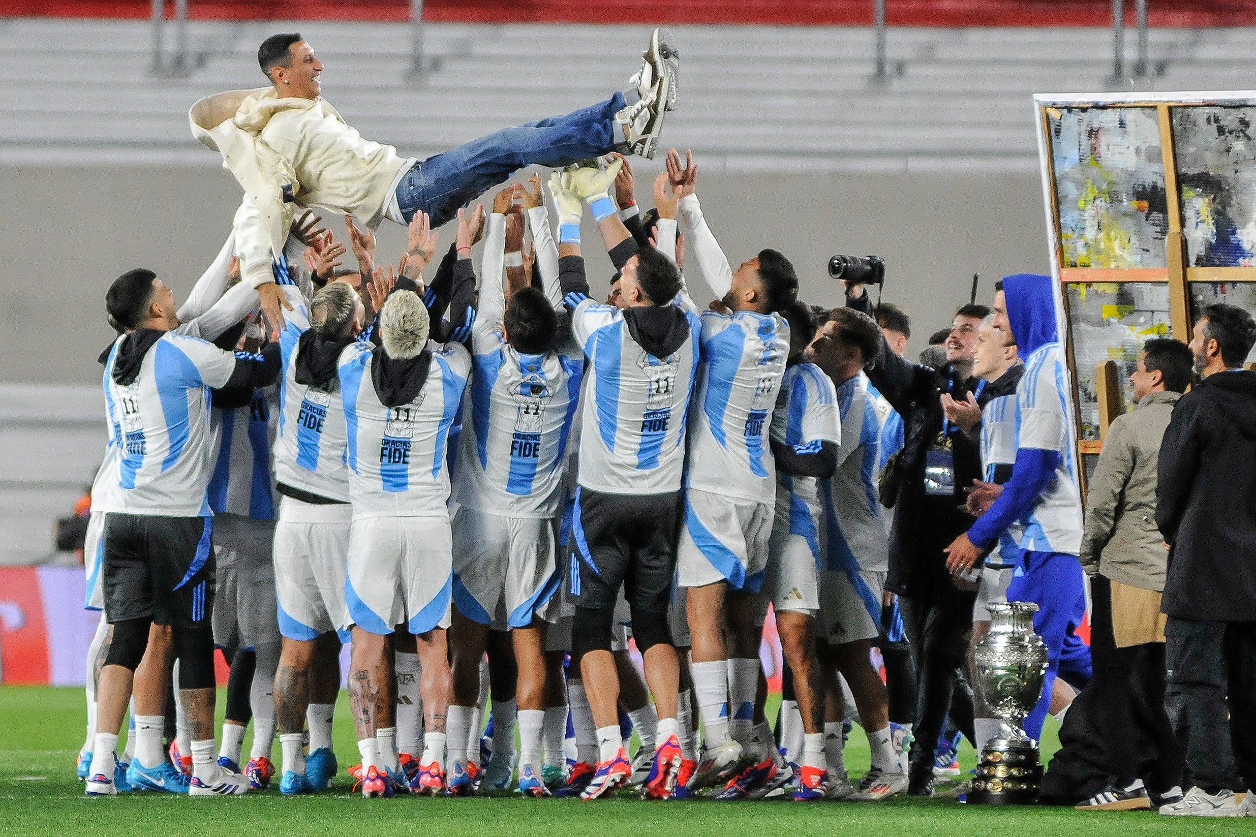 Di María vuela por los aires, revoleado por sus excompañeros.