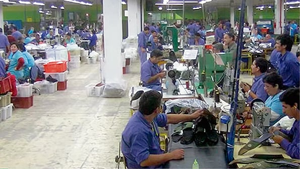 La textil Alpargatas está ajustando su planta en Tucumán, afectando la fuente laboral de 500 personas.