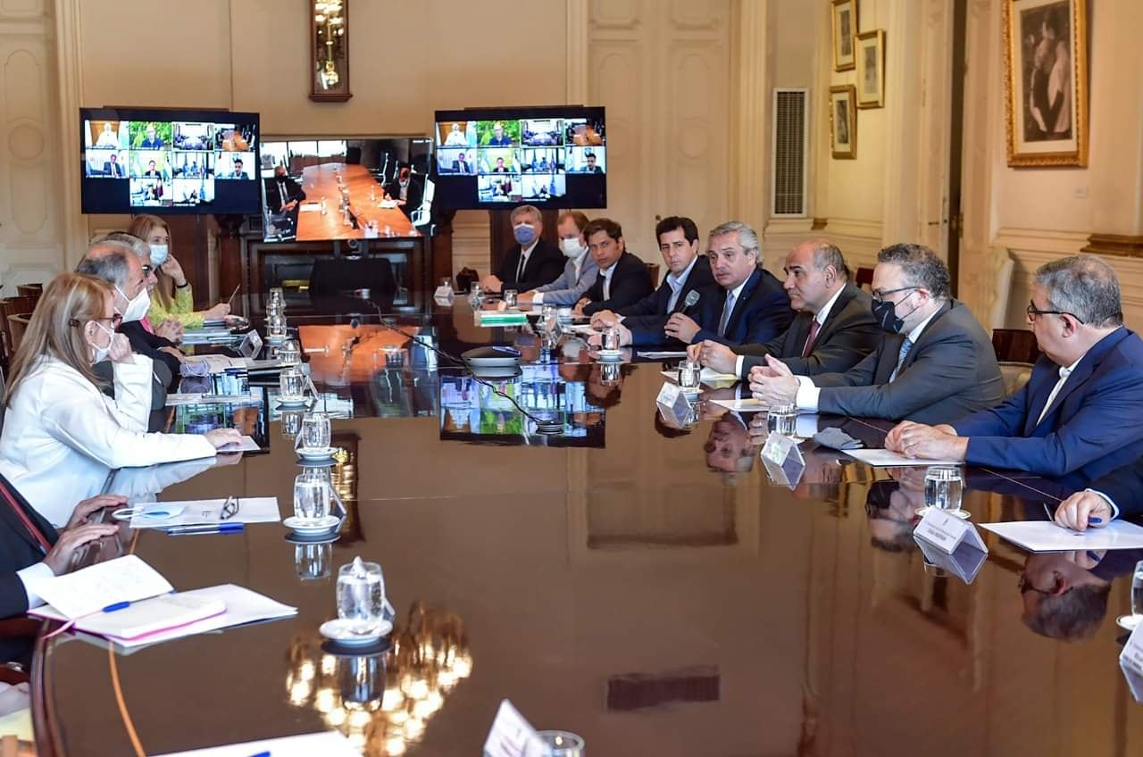 El gobernador de Catamarca, Raúl Jalil, en la firma del programa Precios Máximos.