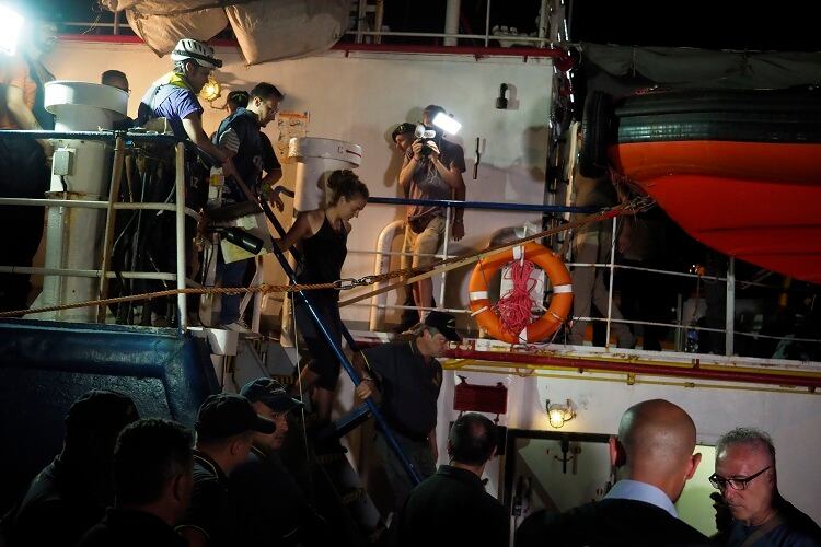 Rackete baja del Sea Watch 3 esta madrugada, tras tocar tierra en Lampedusa.