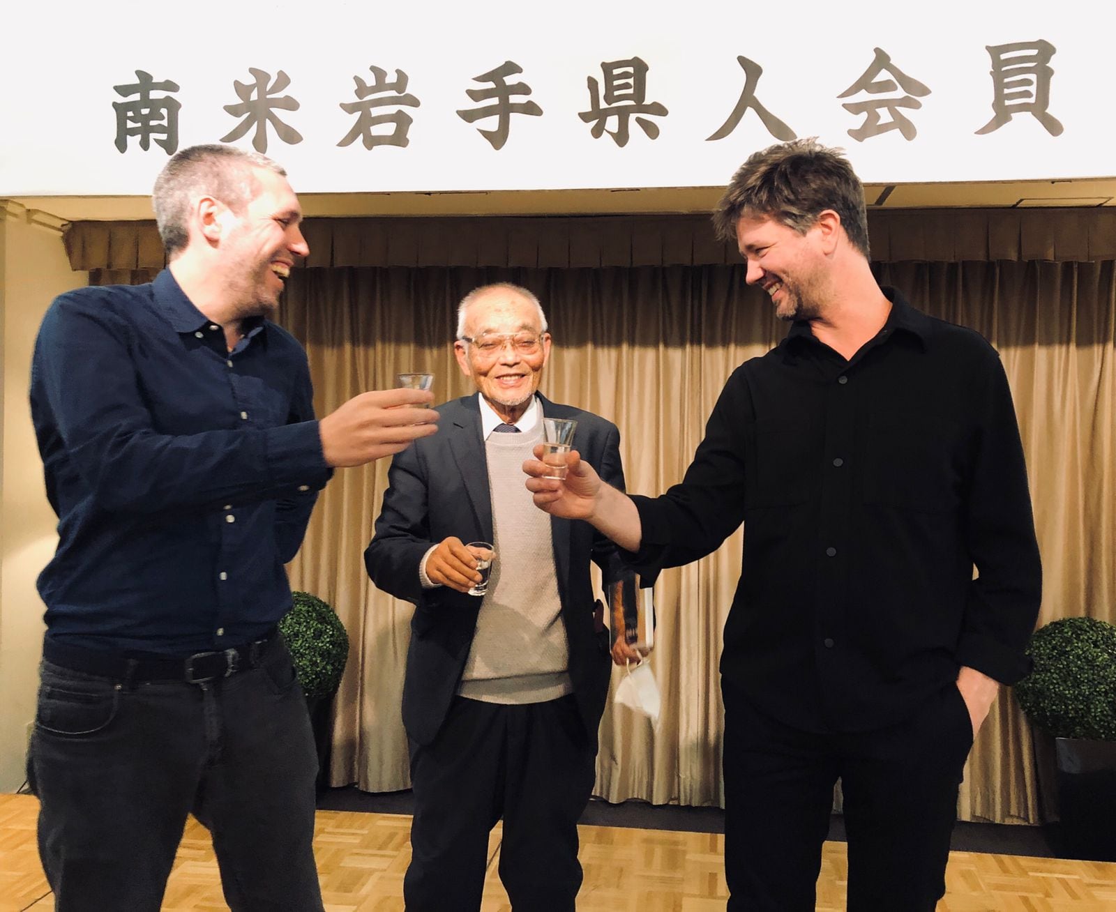 Inomata (al centro) junto a Krapp (derecha) y el equipo de producción de la película.