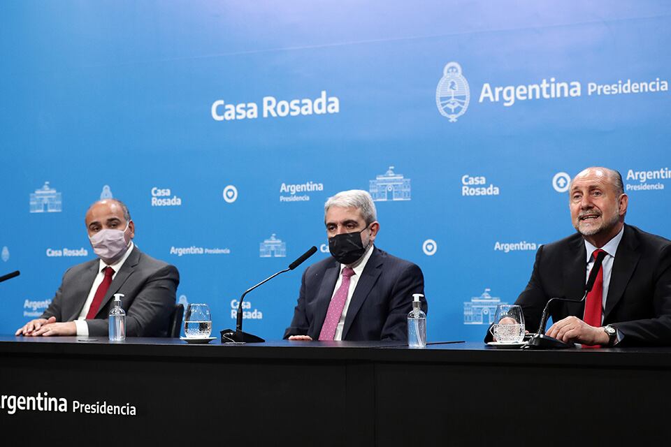 Manzur, Fernández y Perotti en la conferencia de prensa de ayer.