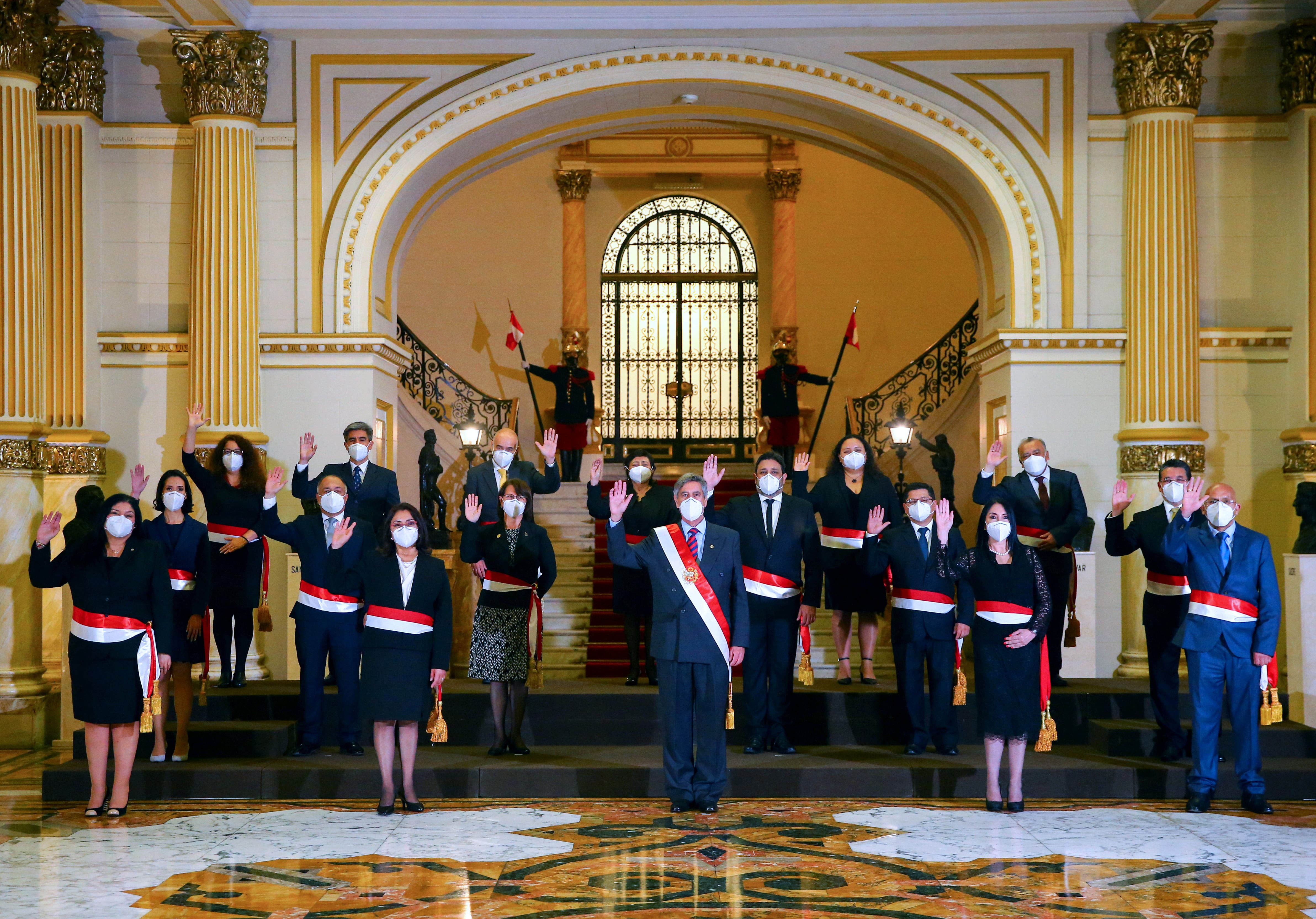Sagasti (centro) presenta a su gabinete de minisros y ministras.