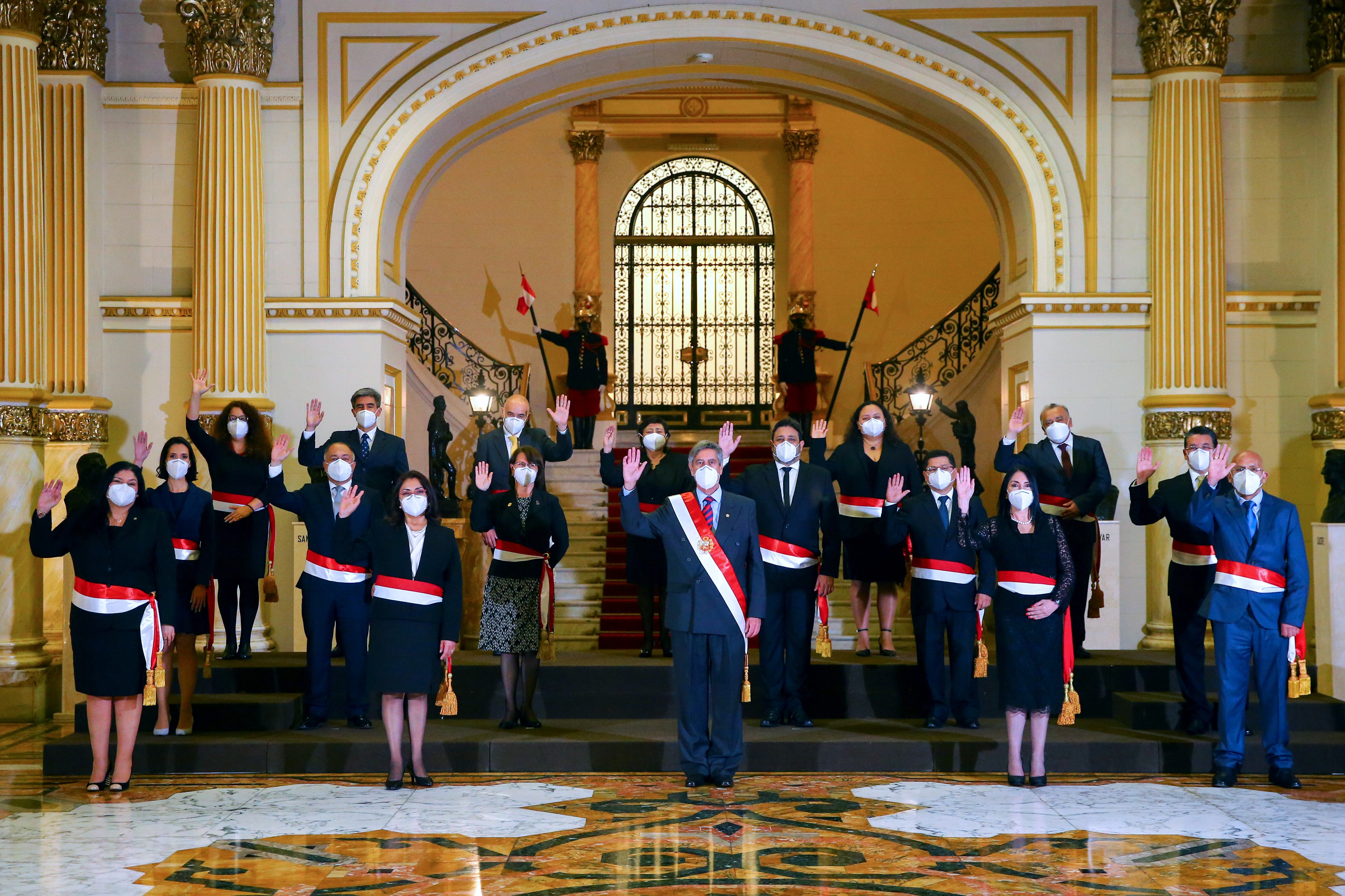 Sagasti (centro) presenta a su gabinete de minisros y ministras.