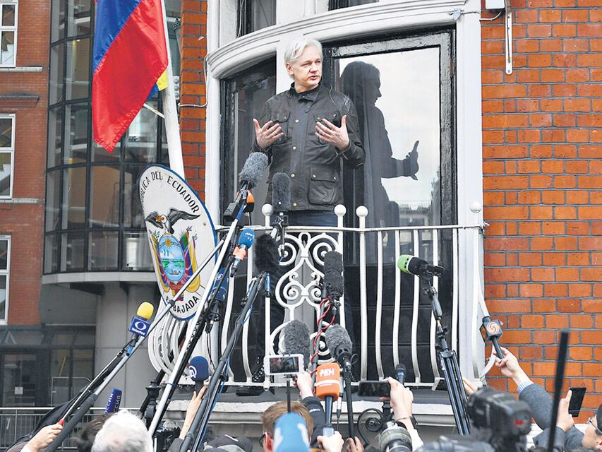 Desde el balcón de la embajada, Assange afirmó que la decisión es una “importante victoria”.
