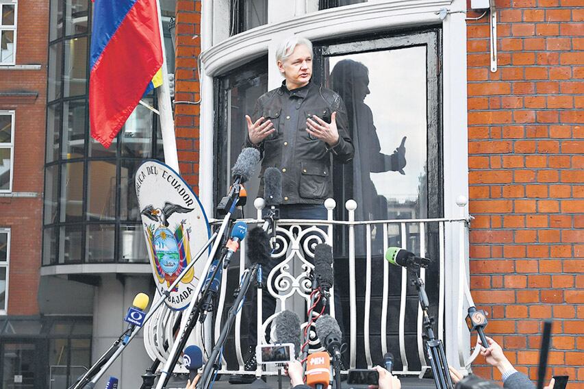 Desde el balcón de la embajada, Assange afirmó que la decisión es una “importante victoria”.