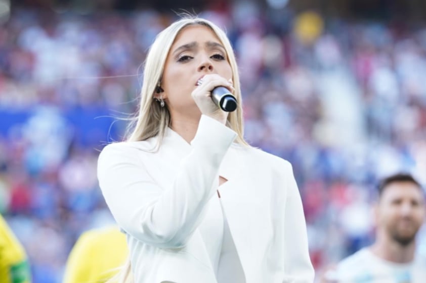 La joven de 17 años entonó las estrofas del himno nacional en la previa del amistoso entre Argentina y Estonia. Imagen: Instagram @kalabidner