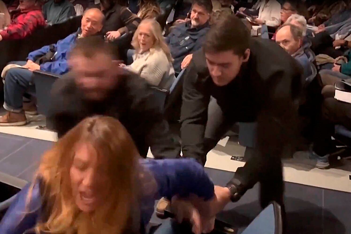  Teresa Borrenpohl, la excandidata demócrata, recibe la agresión.