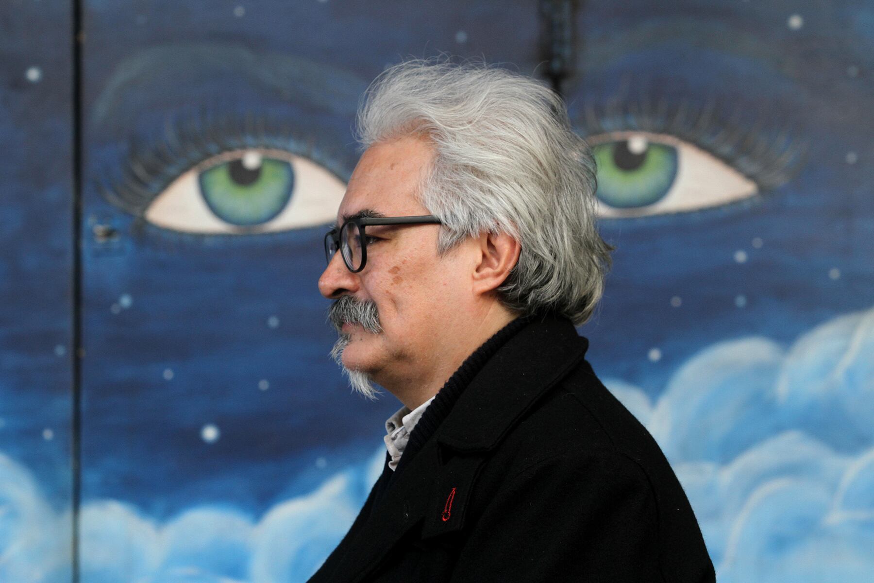 Edwards es poeta, crítico literario y periodista cultural.