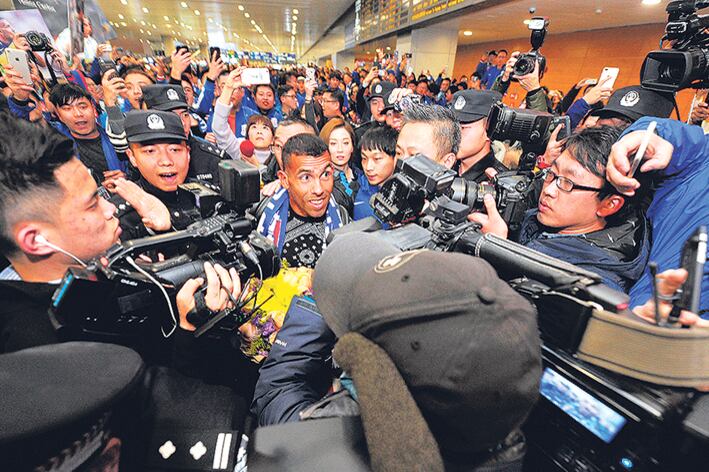 La llegada de Carlitos en el aeropuerto de Shanghai.