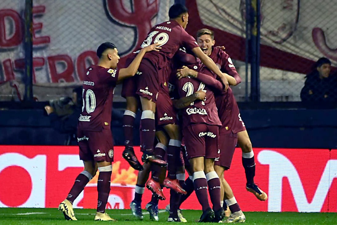 Los jugadores de Lanús festejan en Quilmes