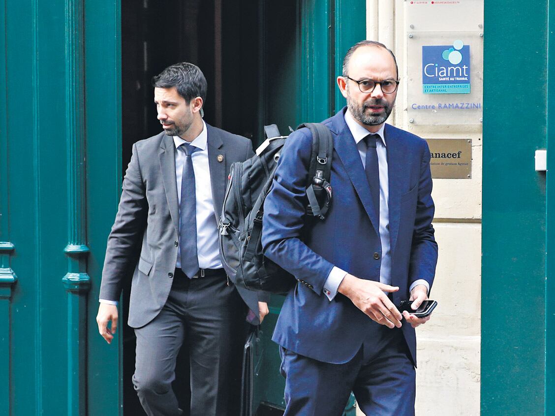 Philippe (der.), el nuevo primer ministro francés, a la salida de su casa en París.