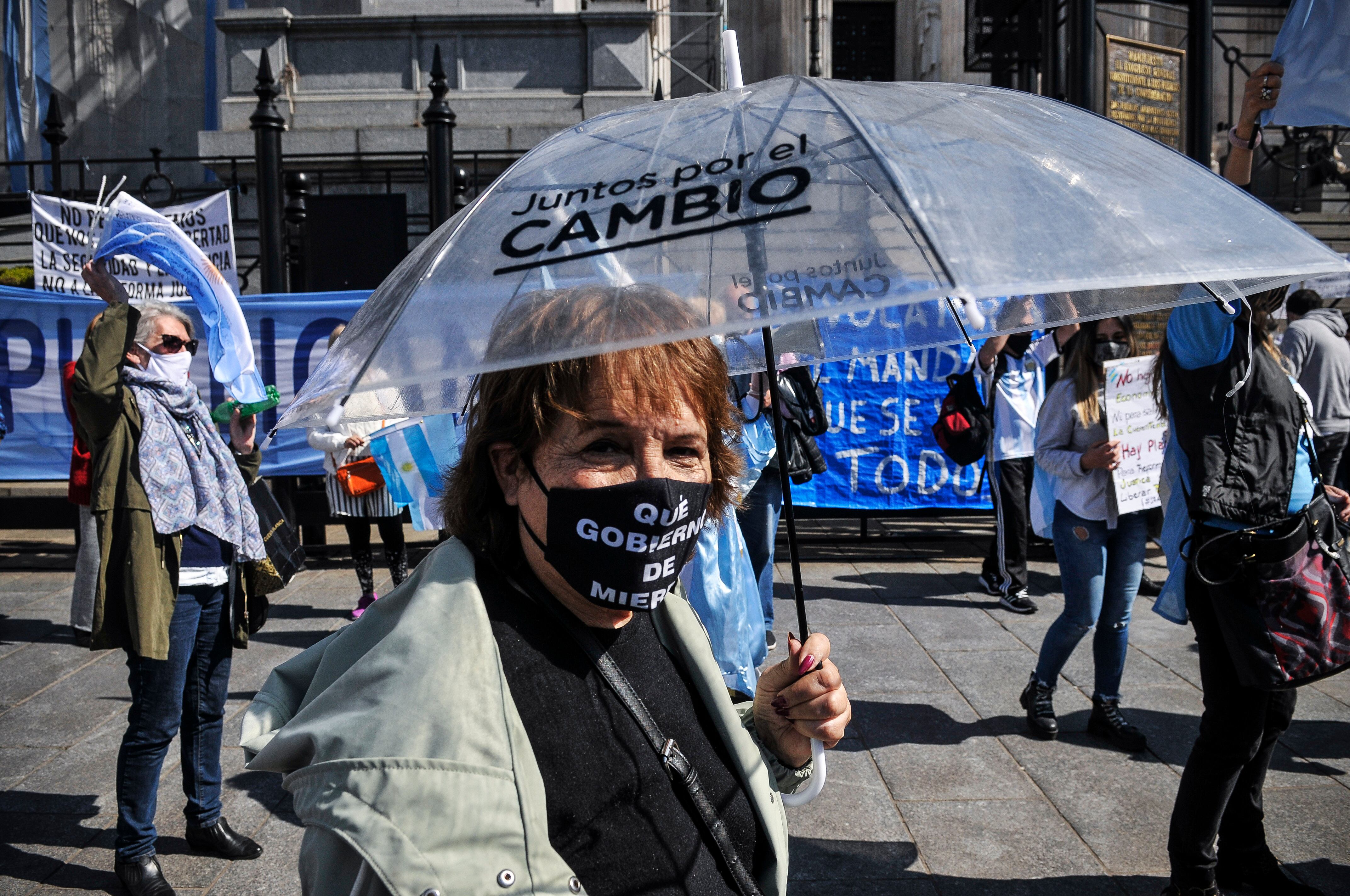 Poco más de mil personas se congregaron para rechazar el proyecto del oficialismo.
