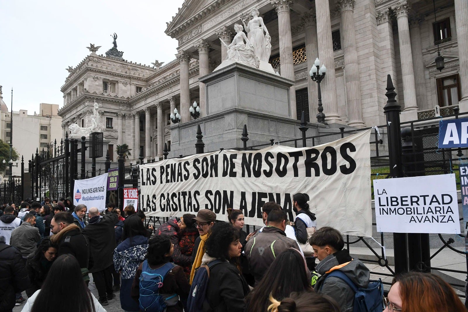 Protesta de inquilinos frente al Congreso por la ley de alquileres