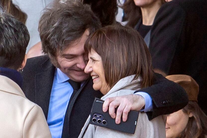 El efusivo abrazo entre el Presidente y la ministra de Seguridad, Patricia Bullrich.
