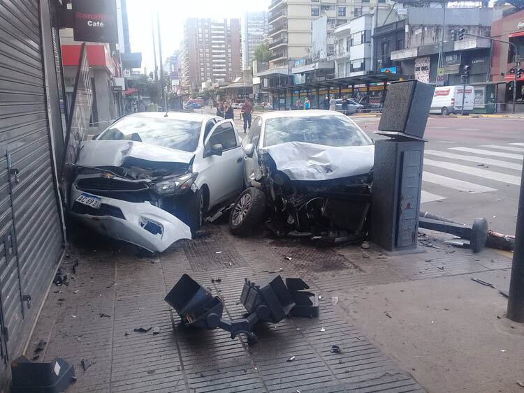 El Peugeot 206 y el Chevrolet Prisma, contra la marquesina de un kiosco.