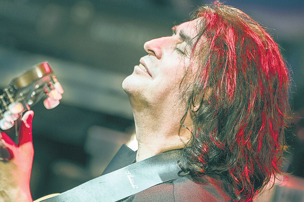 Salinas lleva editados 14 discos. Ganó ocho premios Gardel y obtuvo cuatro nominaciones para los Grammy.