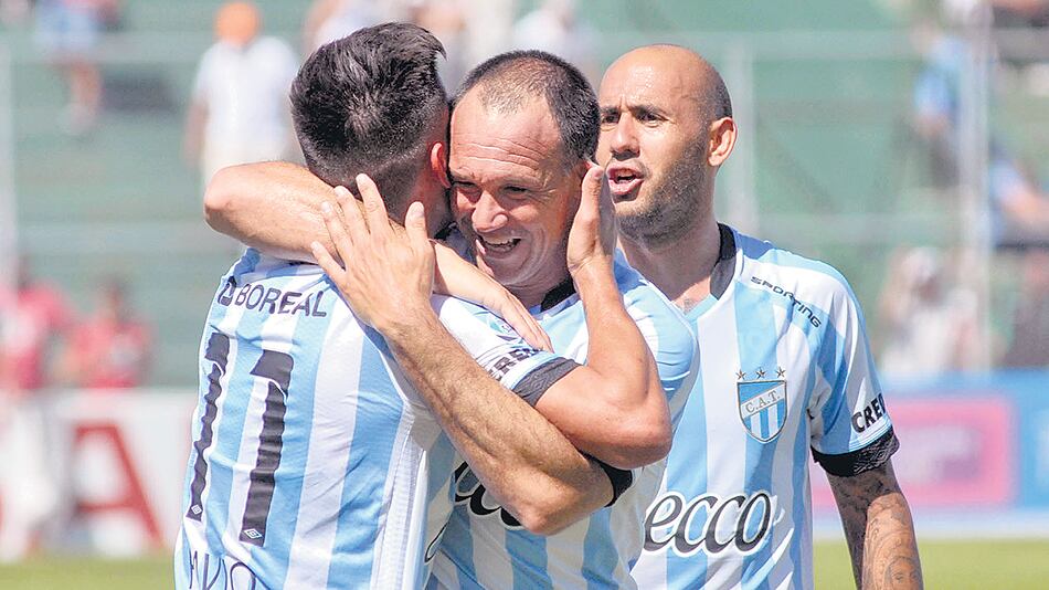 n Los jugadores de Atlético Tucumán se acercan para saludar a Matos (de frente) autor del tercer gol.