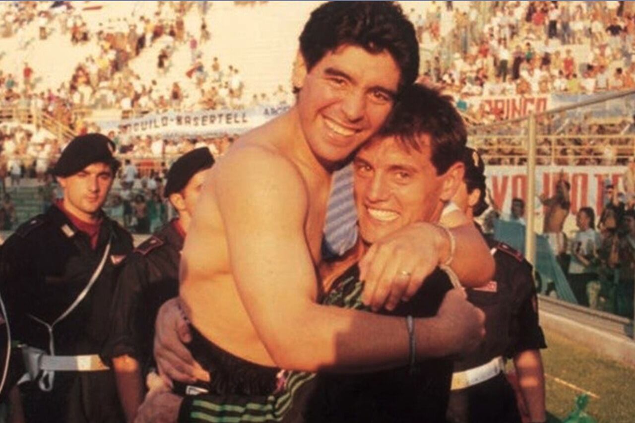 Diego Maradona y Sergio Goychochea, festejan el pasaje a las semifinales.