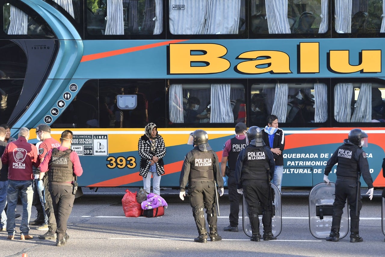 El Gobierno porteño esperaba la llegada de 18 personas, en el micro había 61.