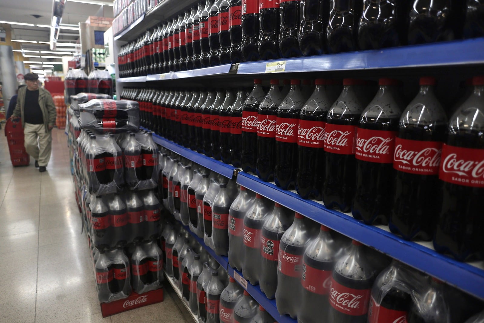 La Coca Cola se acumula en las góndolas en medio de la recesión.