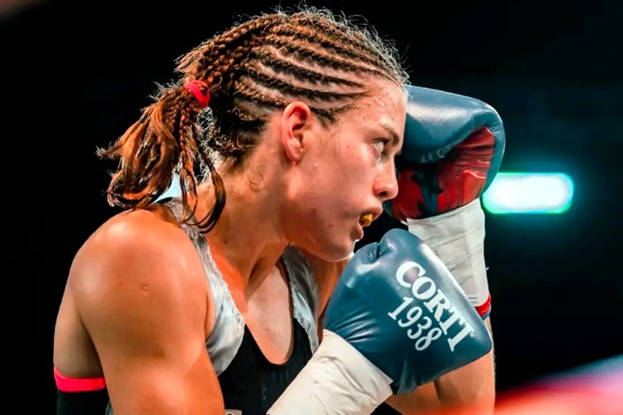 Evelín "La Princesita" Bermúdez, expone su doble corona.