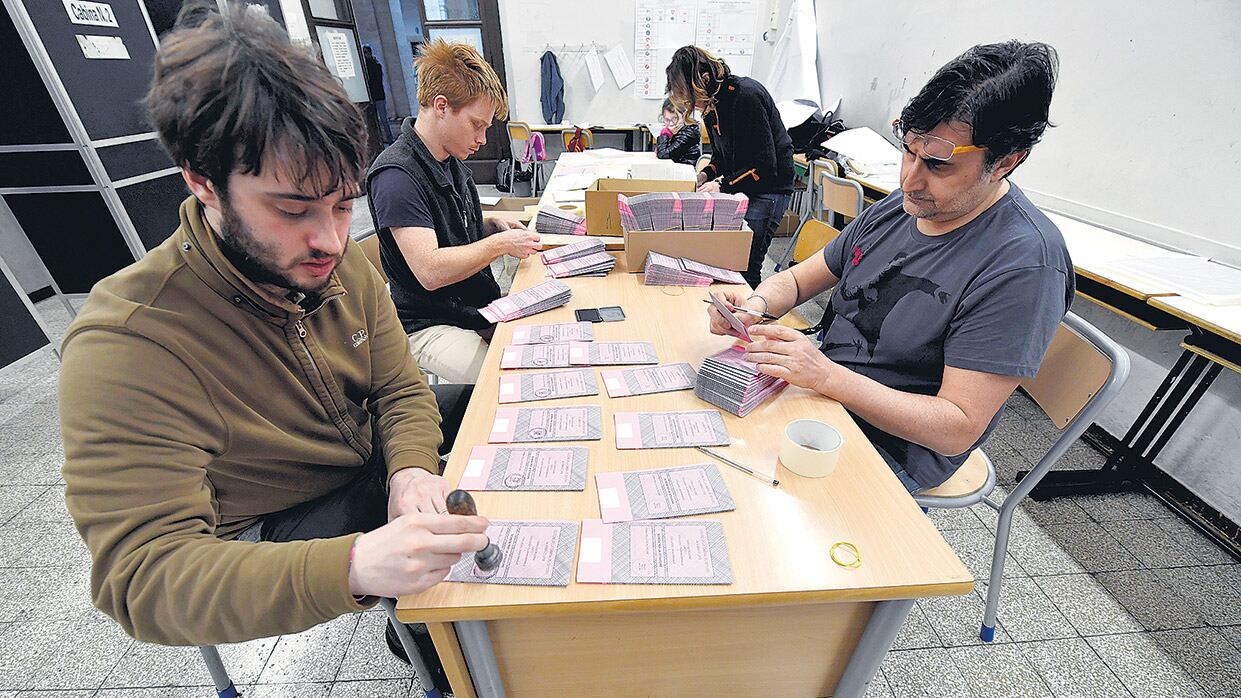 Voluntarios preparan boletas en un centro de votación de la capital italiana.