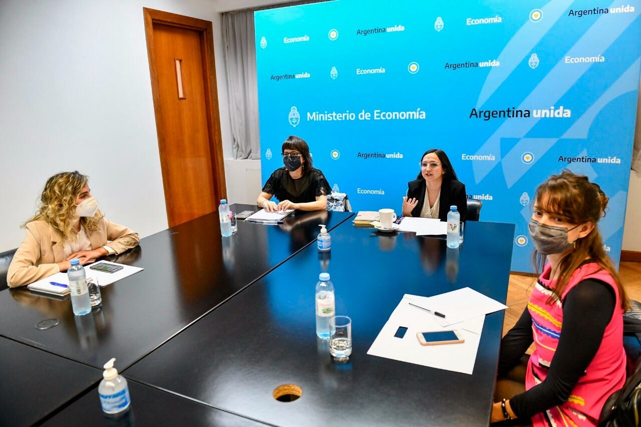 En el centro, Mercedes D'Alessandro y Melina Mallamace, junto a las coordinadoras de la presentación.