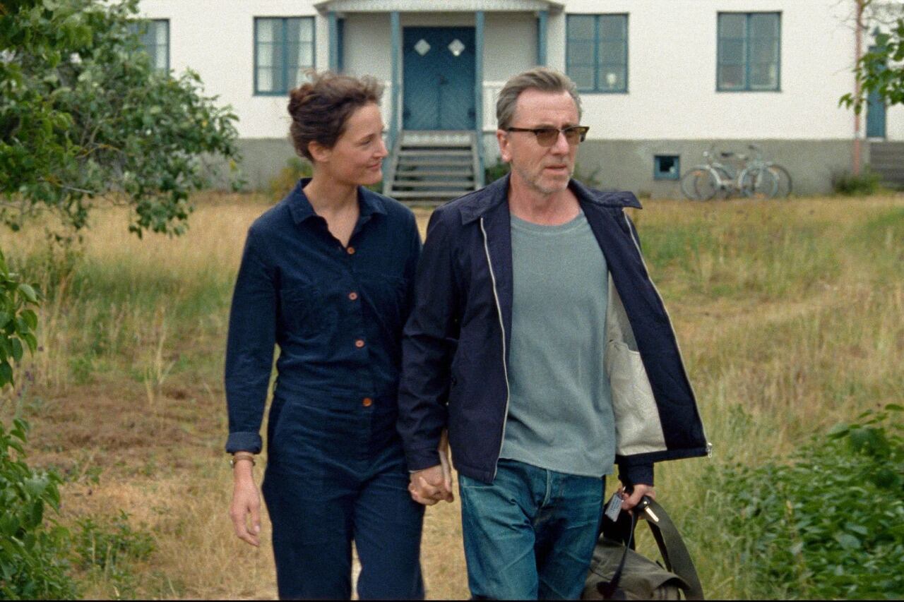 Vicky Krieps y Tim Roth: escenas de la vida ¿conyugal?