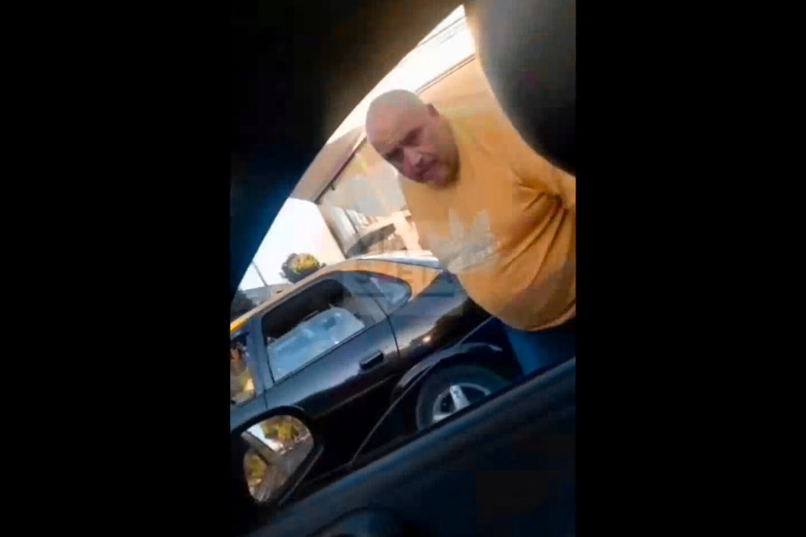 El momento de la agresión, captado en video.