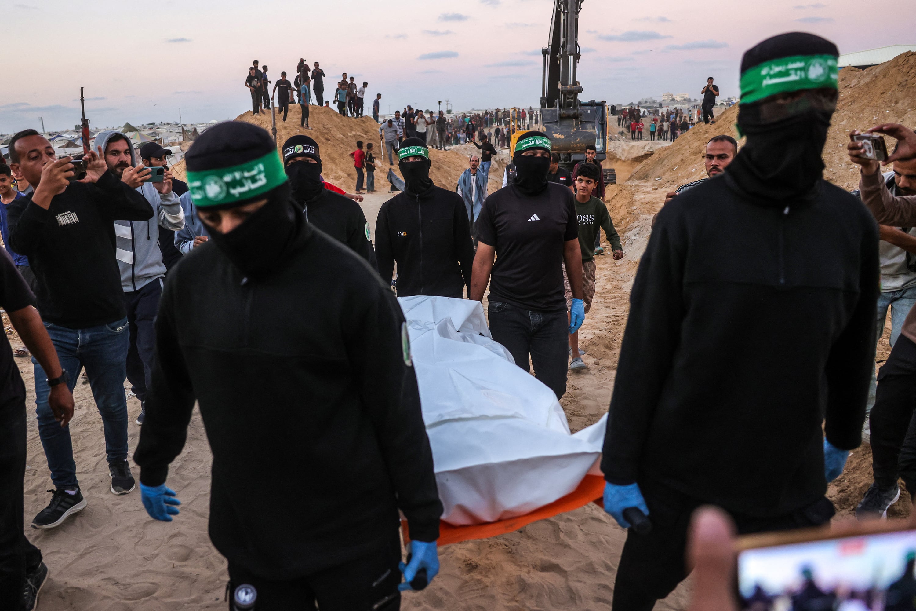 Milicianos de Hamas sacan un cadáver de un túnel en Jan Yunis, Gaza.
