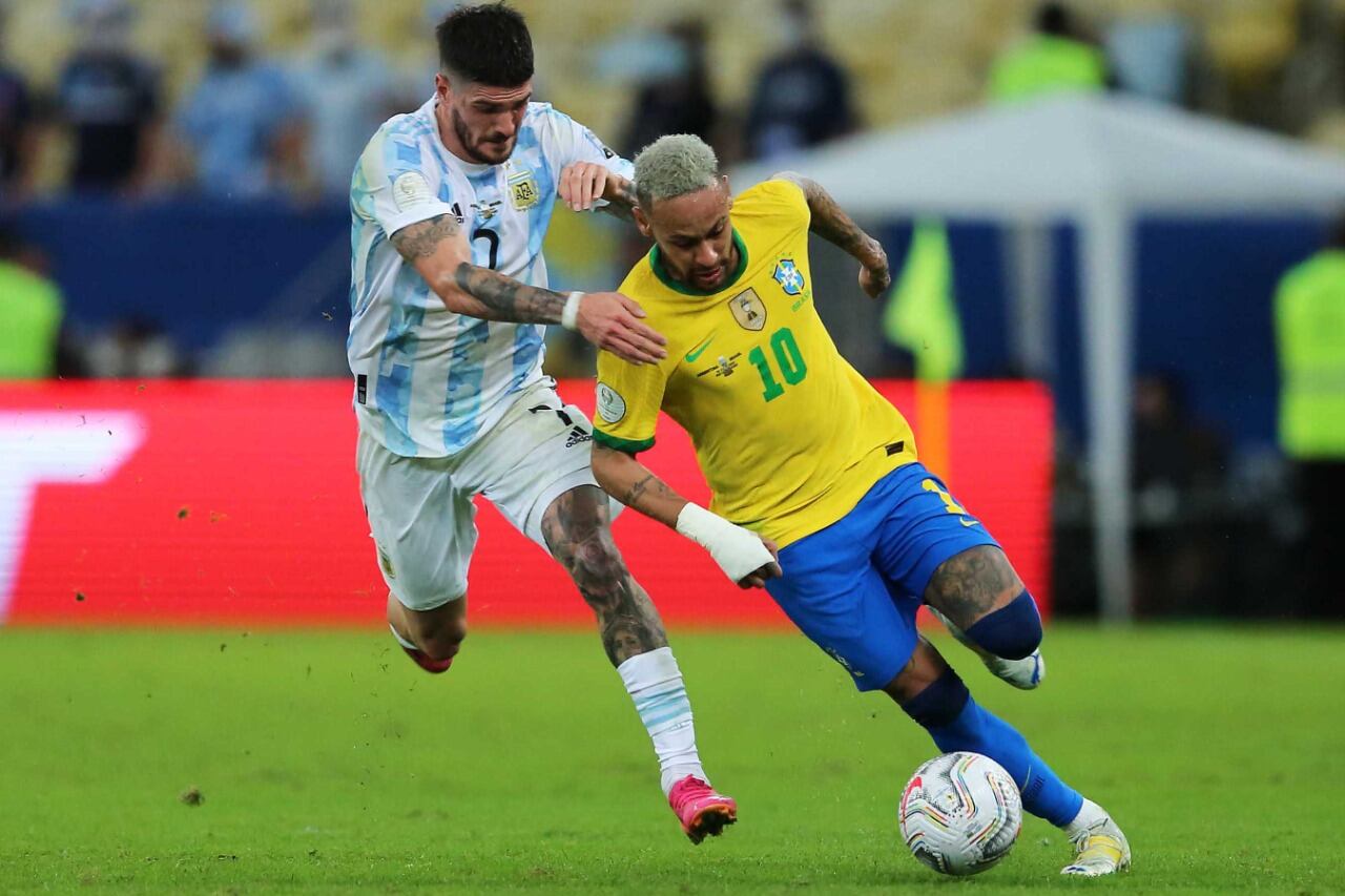 Neymar y De Paul se disputan la posesión de la pelota