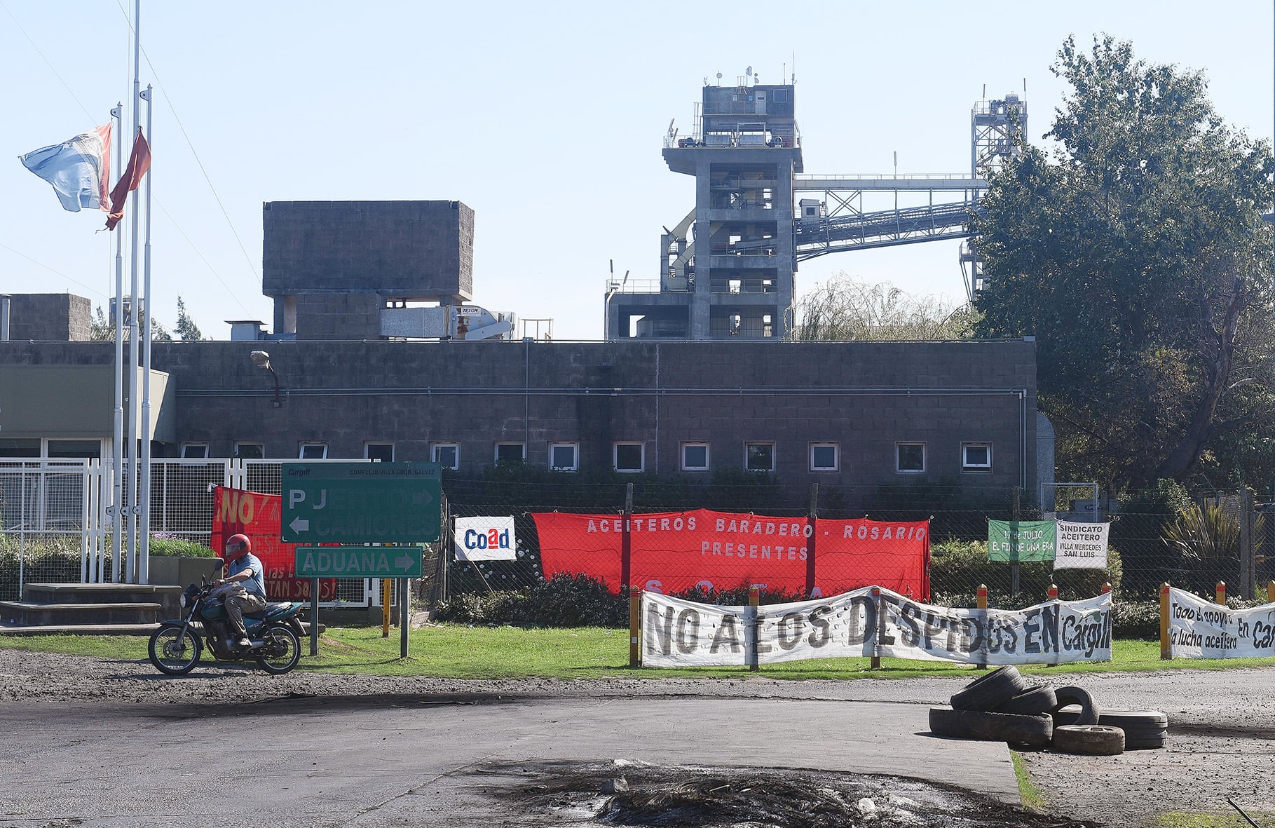 "Quieren quebrarnos económicamente y dejarnos en la calle", señalaron los obreros.
