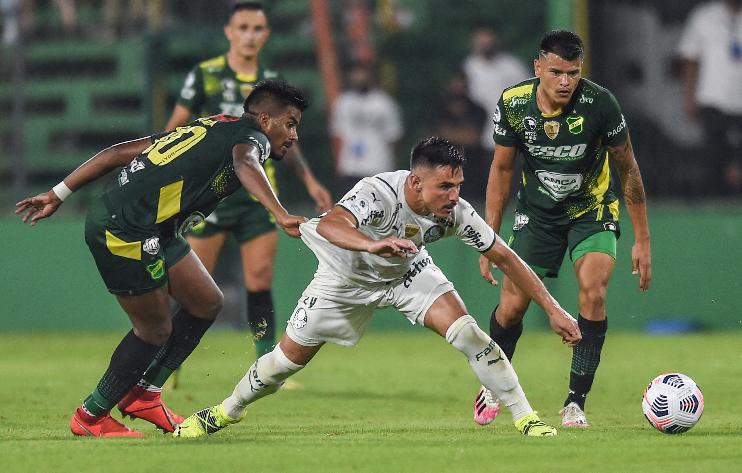 El brasileño Willian ante la marca del colombiano Loaiza.