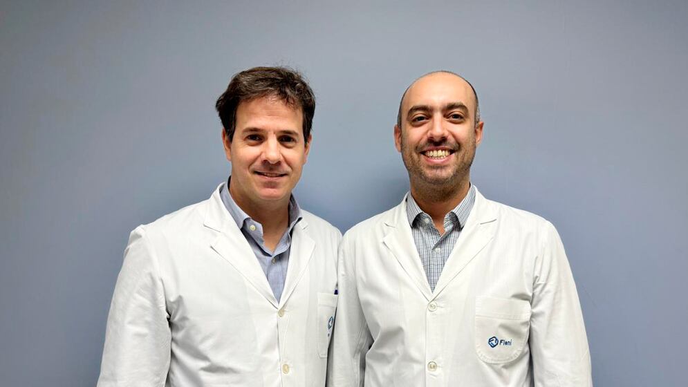 Malco Rossi (izq.), médico neurólogo e investigador del Conicet y de Fleni, y Lucas Alessandro, médico neurólogo de Fleni y Product Owner de la empresa Entelai.