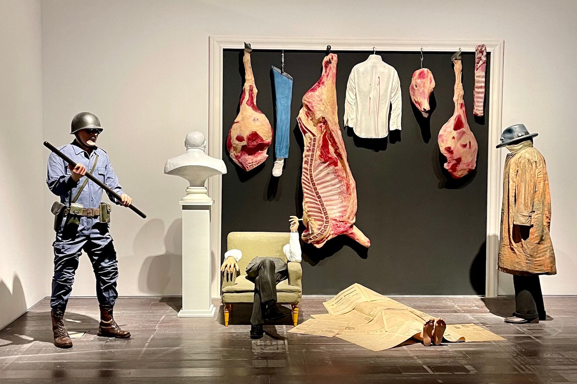 "Manos anónimas", 1976, instalación de Carlos Alonso. Abajo: Obras de Bairon, Vitali, Feliciano Centurión, Gumier, Pastorini y Laren.